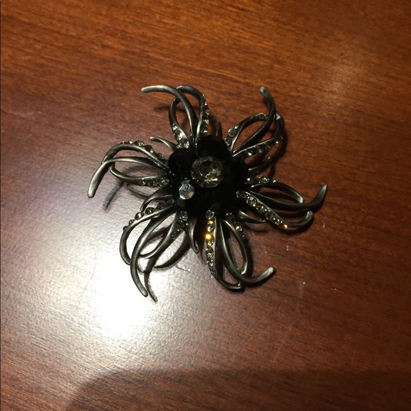 Vintage brooch pin back sparkling flower with shiny black beadings & rhinestones - Picture 11 of 12